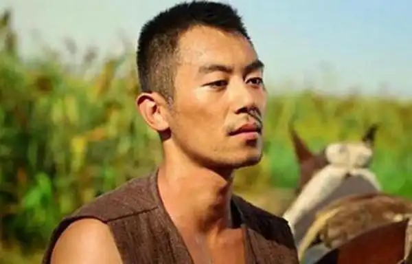 "其实,朱亚文去年的《红高粱》就已经让人合不拢腿了啊啊!