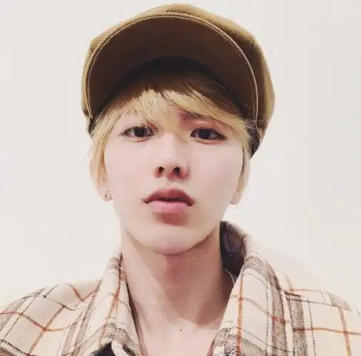 蔡徐坤自拍来了,金发配画家帽好清秀的小伙