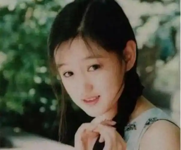 入佛门一年就有恋情?46的薛佳凝与男友车内深吻,难怪胡歌意难平