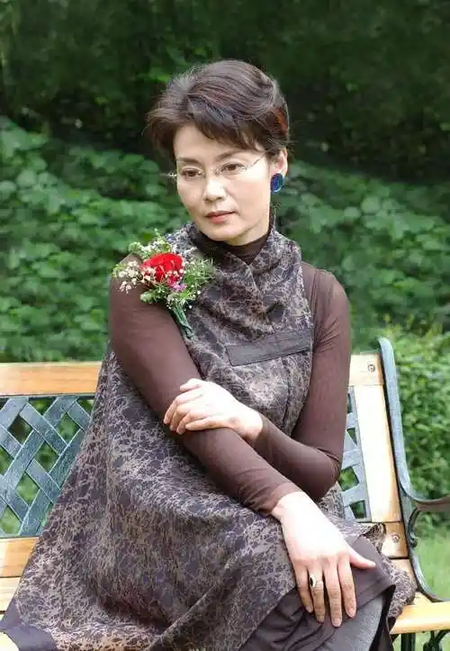 《人到中年》39年:6大主演两人离世,1人离婚,1人杳无音信_潘虹