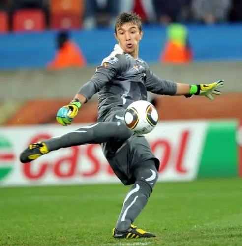 图文-[1/8决赛]乌拉圭2-1韩国 守门员大脚开球_国际足球-五洲热报