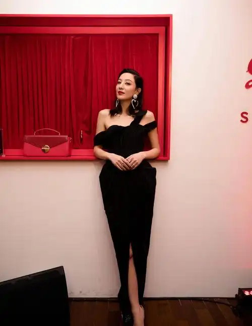 39岁郑希怡成熟御姐范新番时尚封面湿头造型很性感