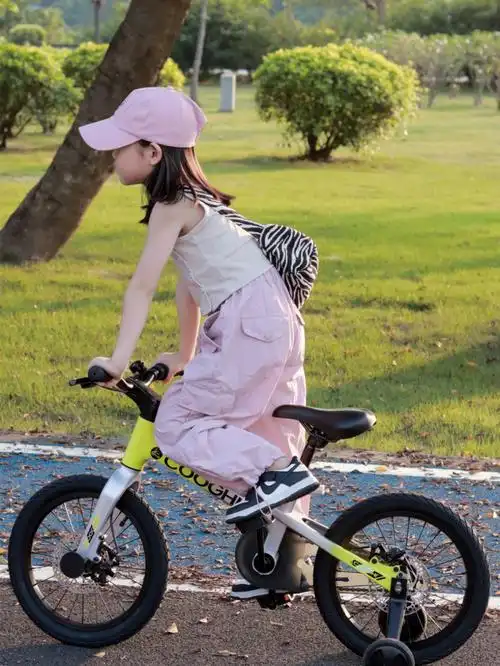 周末户外运动045岁女儿爱上骑自行车