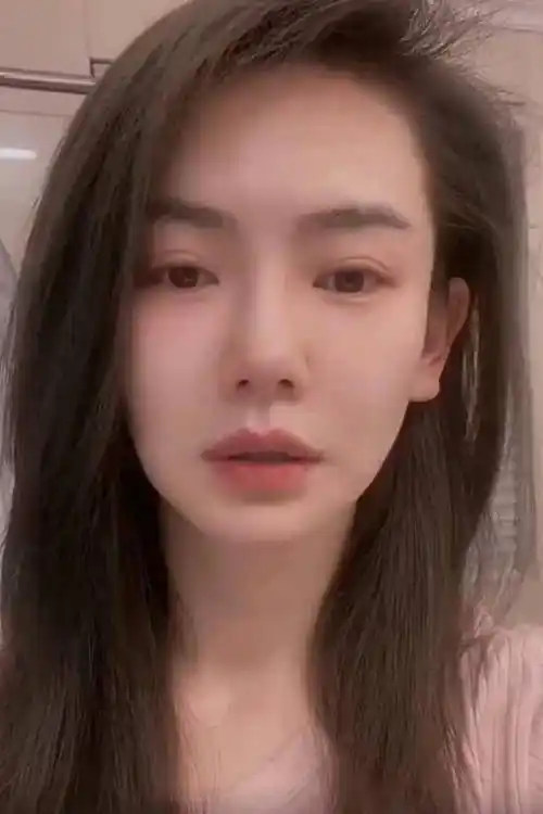 原创戚薇大方承认割了双眼皮看到她闭眼后的样子比天生的还自然