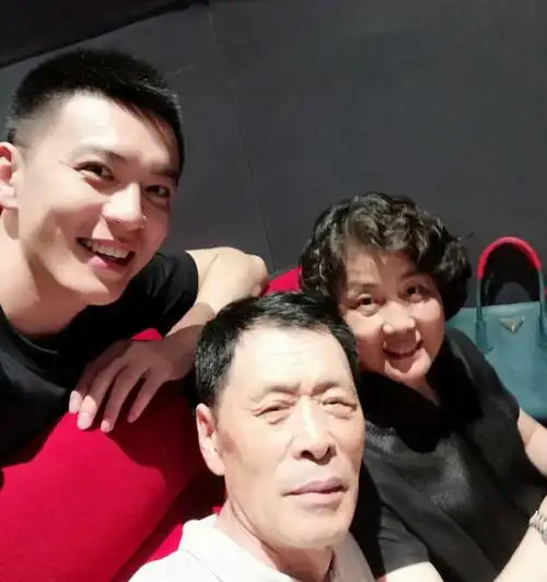 杨鸣也是十分孝顺,在今年夏季的休赛期,他除了训练,还抽出时间来陪