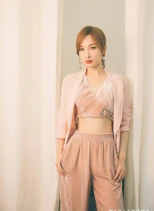 吴昕减肥后美到惊艳高鼻梁大眼睛穿粉色连衣裙可爱又迷人