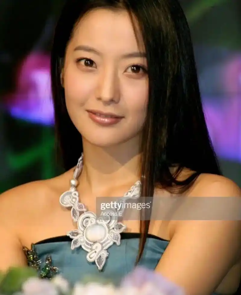 好多人都说她们俩长得很像.白冰/金喜善.