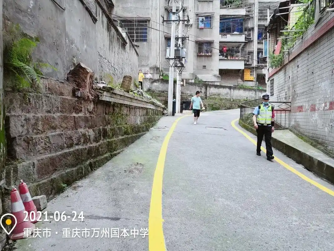 太过分!全部拆除!万州这所学校旁边发生的