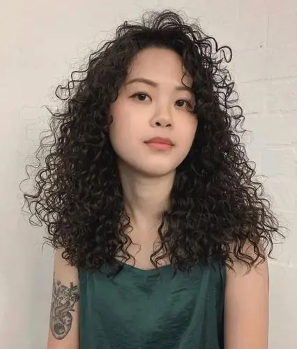 今天给大家分享几组最显发量的烫发,一起来看看吧~怎么才能让发量看