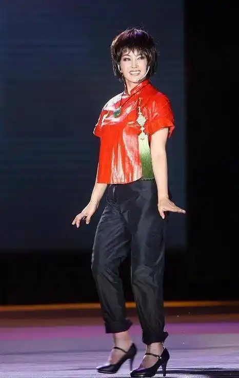 原创刘晓庆太会挑衣服了帝王绿翡翠配红西装看着太贵气了