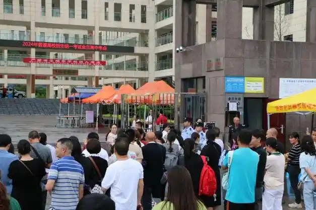 拨打110求助说"错过考试车辆了"考试地点在江阳区瓦窑坝交警铁骑用时