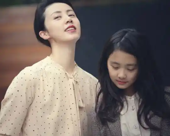 原创 孙莉晒多多弹钢琴,一副学生的装扮,手上戴满戒指太有个性