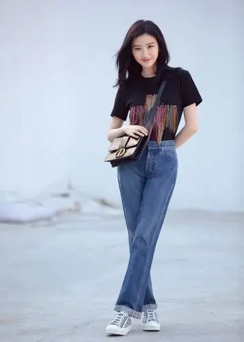 元气girl上线 景甜启程戛纳电影节 清新自然演绎质感美