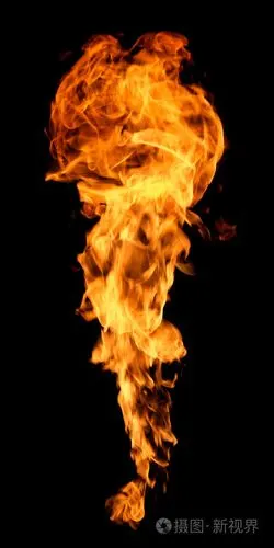 黑色背景的完美火焰