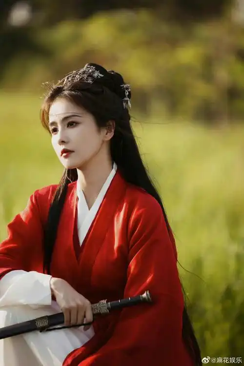 白鹿中秋营业照##白鹿红衣女侠造型写真