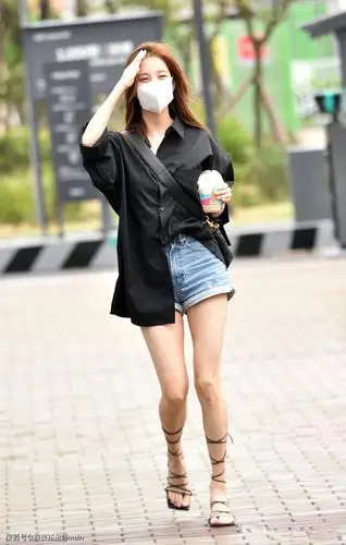 徐贤瘦得太过分了,衬衫短裤穿得大腿小腿一样细,这身材堪比超模