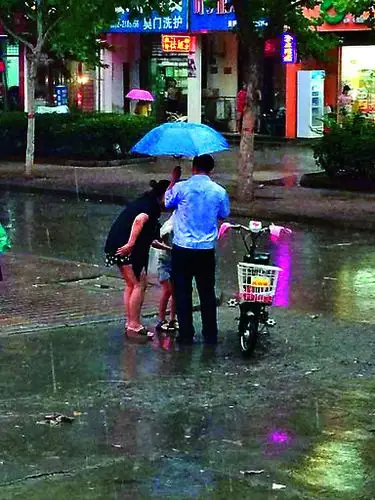 自己淋雨为他人撑伞我市城管小伙儿获赞