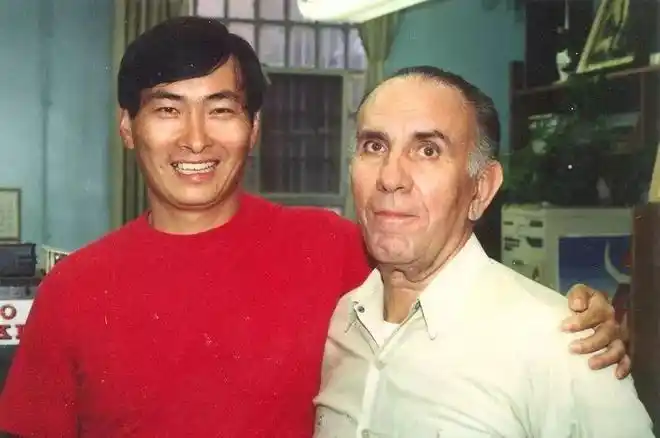 台湾竹联帮大佬白狼张安乐蹲了10年监狱坚定要祖国统一