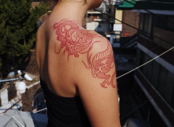 红色过肩龙女超个性的龙纹身