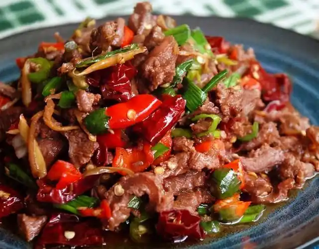 食材:牛肉;干辣椒;姜;蒜;葱;白酒;味精;山胡椒油可选;生粉一丁点做法