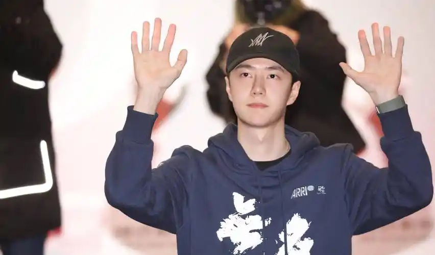 王一博素颜无滤镜照片曝光,素颜状态令人意外_摩托车_程耳_比赛