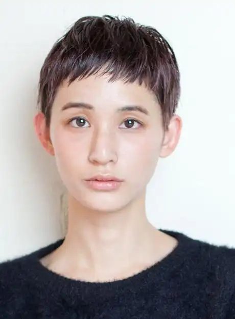 碎边露耳短发不仅适合各种脸型的女性,还能有效地修饰脸型,让脸部线条