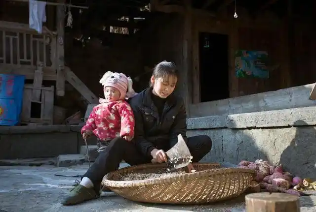 农村出嫁女离开了娘家,在婆家又没地,该如何获得土地确权?