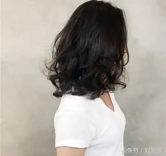 尾烫"才是今冬的主流发型"发尾烫"因为不烫发根所以头顶最自然不凌乱