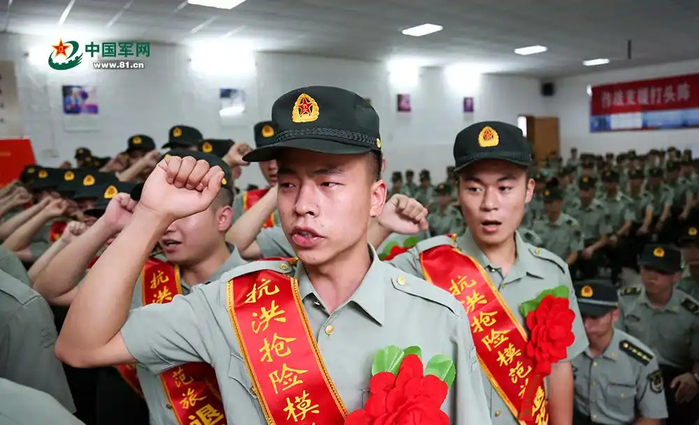 退伍老兵进行宣誓.陆友朋摄