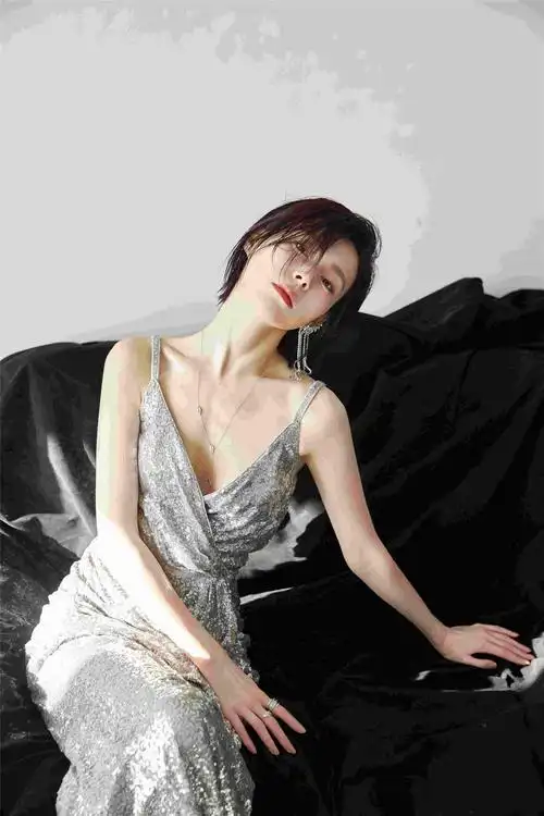 品牌动态 - 女神黄奕身穿tadashi shoji走秀款斗篷式露背修身长裙优雅