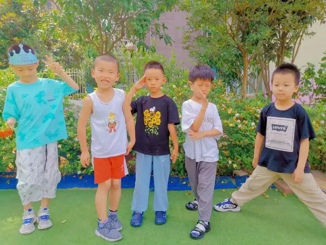 一群小可爱尽情的玩耍吧 #只有照片能记录这份珍贵 #一群小 - 兑趑