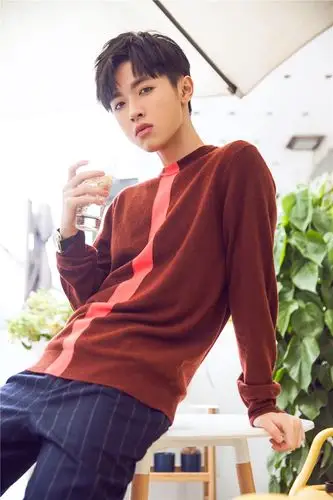 邪魅吸睛!张逸杰写真变身"电眼美男"