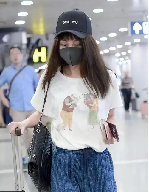 姚笛真是毫无灵气了!素颜满眼憔悴头发干枯,瘦太狠撑不起衣服|运动裤_