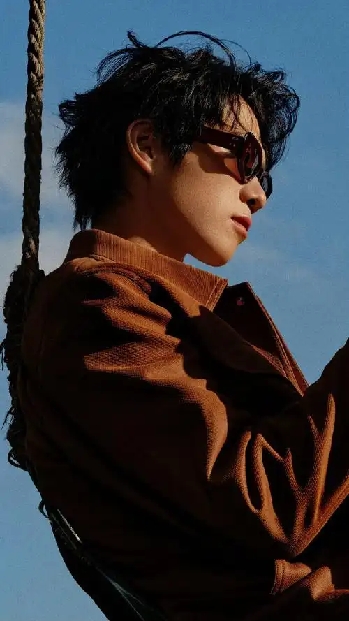 魏大勋男人风尚九月刊封面##魏大勋秋千pose大片