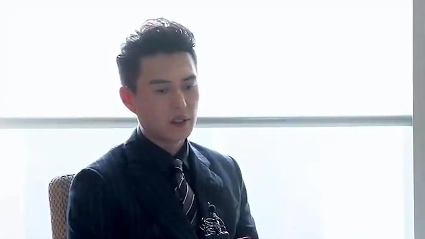 靳东拿拐杖戳王鸥臀部引热议,得知背后原因,网友:错怪靳东了