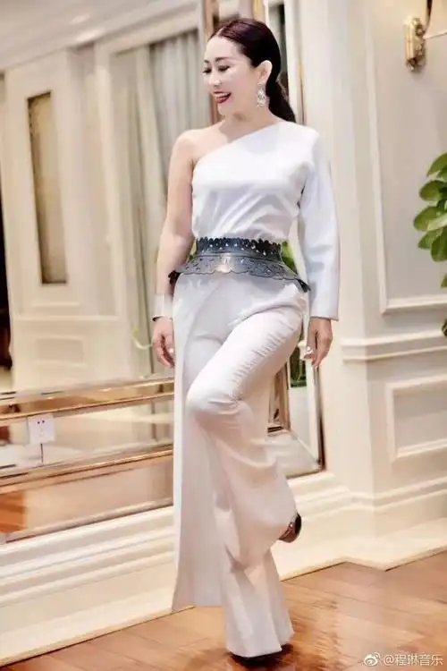 近日,歌手程琳的近照曝光.