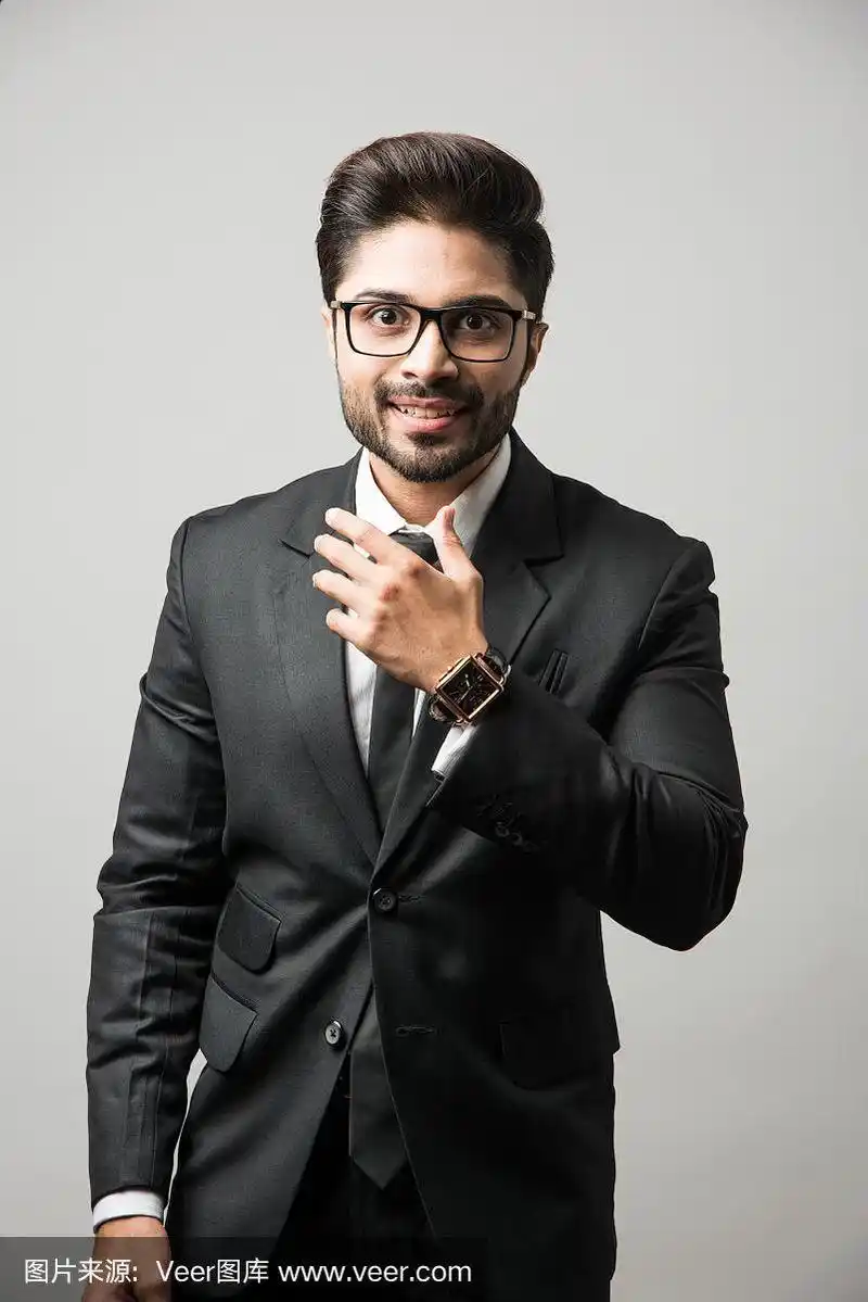 站在灰色背景下的印度男性商人