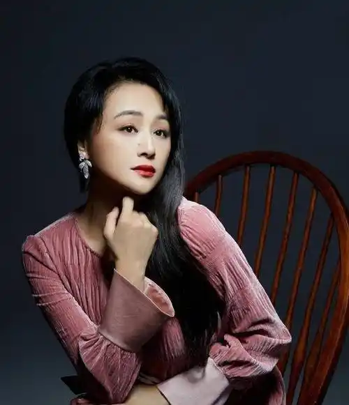 曹颖近照,49岁还这么凹凸有致!她的知名度为什么越来越低?