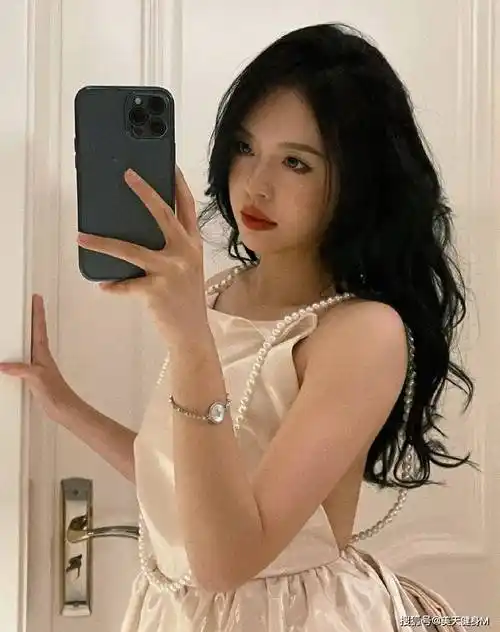 原创24岁国产颜值女主播经典旗袍照亮相佛系健身身材好