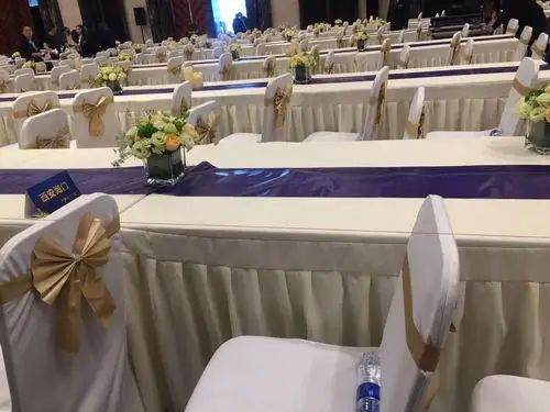 会场布置紧锣密鼓地进行