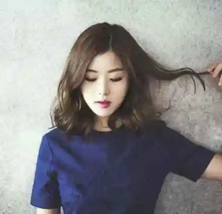 齐肩烫发也不错哦,将头发烫成蓬松感十足的卷发会让整个造型看起来