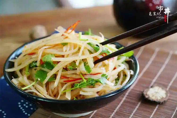 做凉拌土豆丝,直接焯水后凉拌就错了,多加一步,土豆香脆不粘连