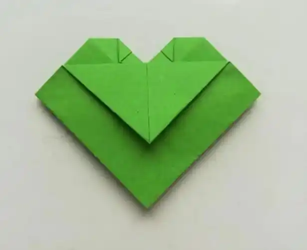 (1)准备一张长方形折纸,按两个正方形对角折出痕迹,展开.