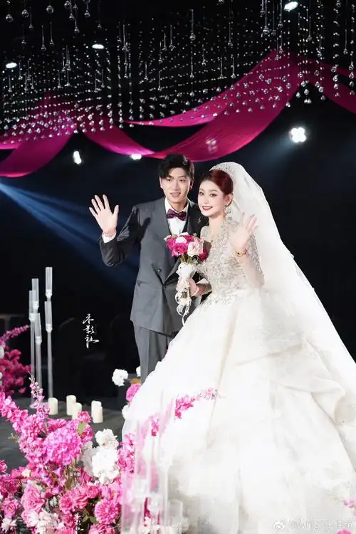 袭白色婚纱的王佳筝妆容精致,与老公甜蜜依偎,在婚礼现场与宾客打招呼