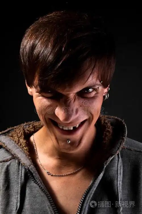 戴面具的怪物愤怒的人特写愤怒的邪恶沮丧的吓人的脸恐怖阴险的女人