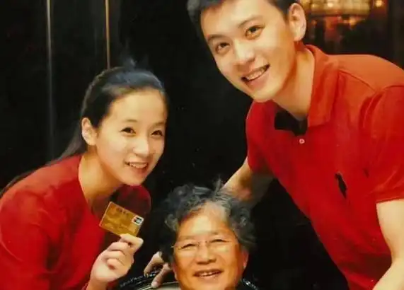 杨鸣妻子罕见现身!33岁外表仍像邻家女孩,家世显赫为杨鸣生二胎