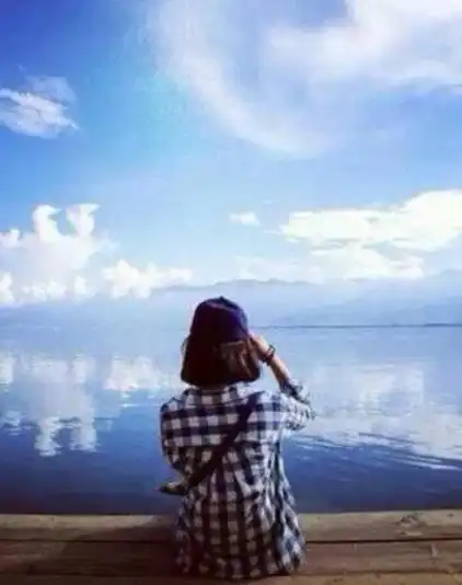 女生背影仰望天空图片