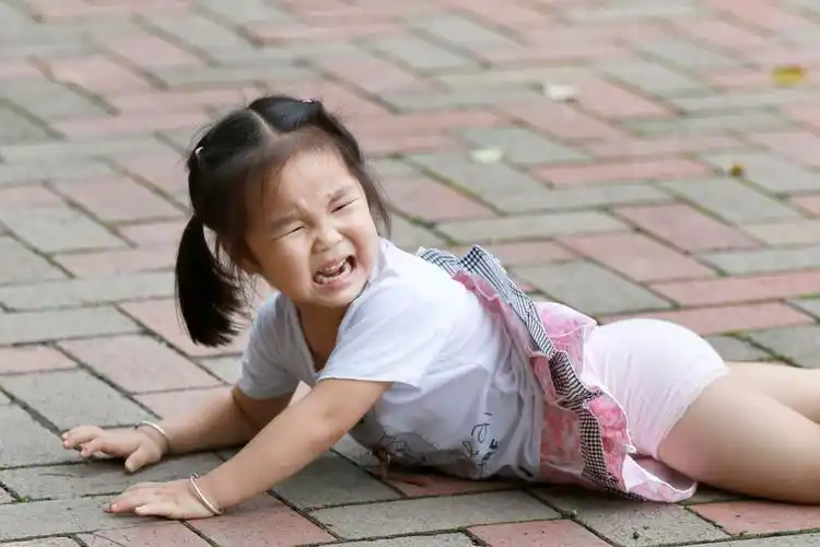 狠心的奶奶小女孩摔了一跤哭几声又回头看看奶奶奶奶像没看见一样小