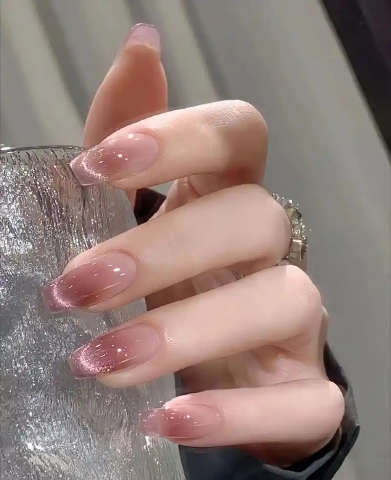 一款近年来备受追捧的美甲款式, 以其清新,简约的设计和独特的透明