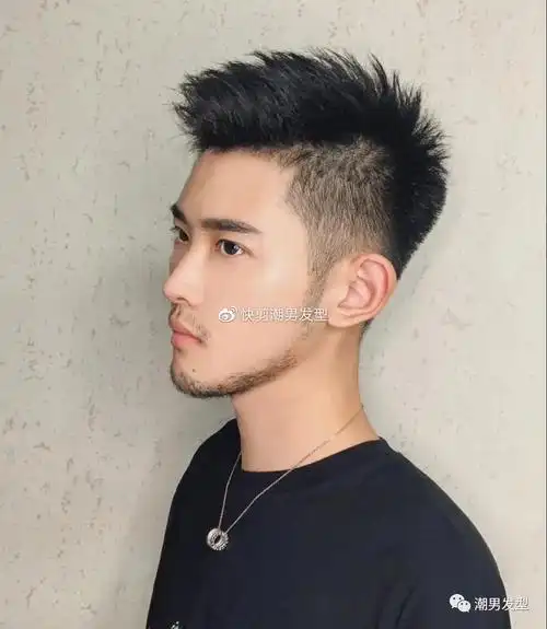 在彰显出男生不一样的独特风范的同时,整个发型也非常显精神帅气,无论